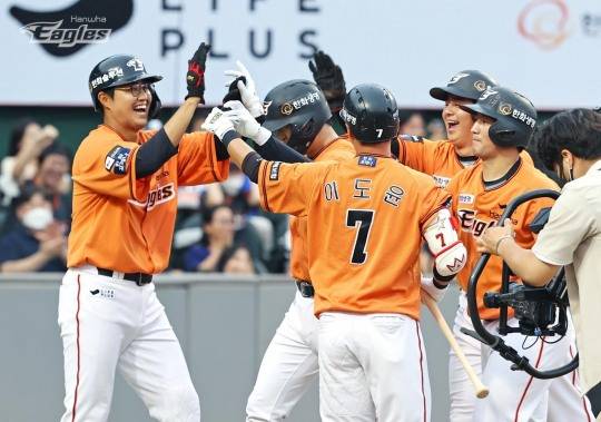 올시즌 첫 대타 만루홈런을 날린 이진영을 동료들이 격하게 환영하고 있다.[사진 한화이글스]