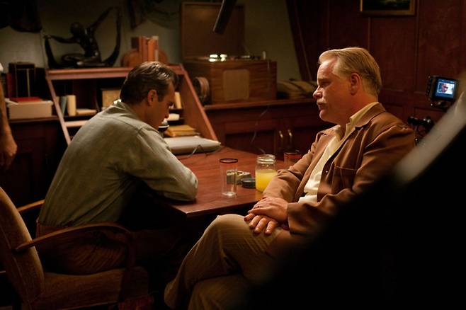 마스터를 연기한 필립 세이모어 호프만(오른쪽)의 얼굴에는 엄한 어른과 순진한 소년이 공존한다. 이 영화에서 그는 남들 앞에서 완벽한 사람처럼 굴지만, 실제론 나약한 내면을 가진 마스터의 이중적 모습을 넘나든다. <사진 제공=누리픽쳐스>