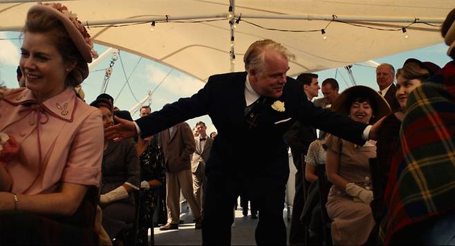 코즈라는 신흥종교를 이끄는 수장인 마스터는 신도들로부터 절대적 지지를 받는다. <사진 제공=누리픽쳐스>