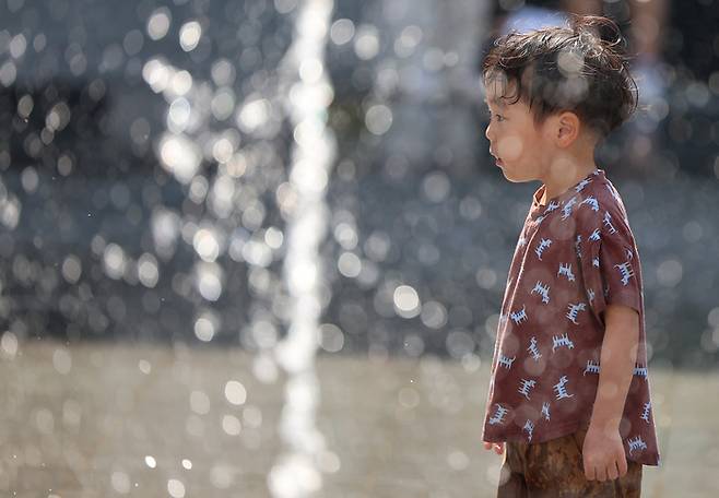 낮 기온이 30도를 웃돈 지난달 16일 오후 서울 광화문 광장에서 어린이가 분수에서 물놀이를 즐기고 있다. [사진제공=연합뉴스]