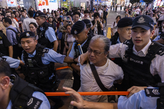 톈안먼 민주화시위 34주년 기념일을 하루 앞둔 3일 홍콩 번화가 코즈웨이베이에서 한 남성이 경찰에 체포되고 있다. AP 연합뉴스