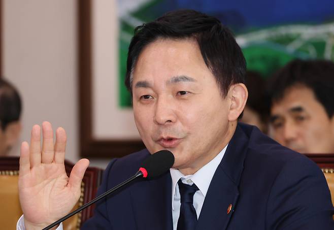 원희룡 국토교통부 장관은 최근 집값과 관련해 "수요나 선호가 많은 곳은 더 떨어지기 힘들지만, 전국 평균적으로는 조금 더 내릴 가능성이 있다"고 말했다. 그는 "지난 시기 문제는, 수요가 몰리는 문제를 집값 잡으려 인위적으로 눌렀다"며 "인위적으로 값 통제하는 정책보다 부분적으로 오를 요인들을 검토해 공급을 늘리거나, 심리적으로 몰리는 데 금융을 공급하는 등 잘 다루겠다"고 밝혔다. [연합]