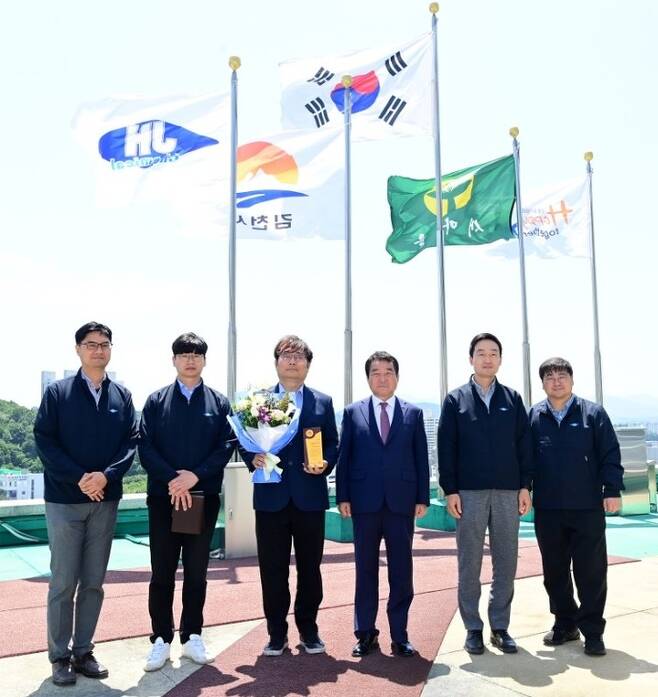 김충섭(오른쪽 세번째) 시장이 국기 게양대에 회사기를 게양하고 있다 (사진=김천시 제공) *재판매 및 DB 금지