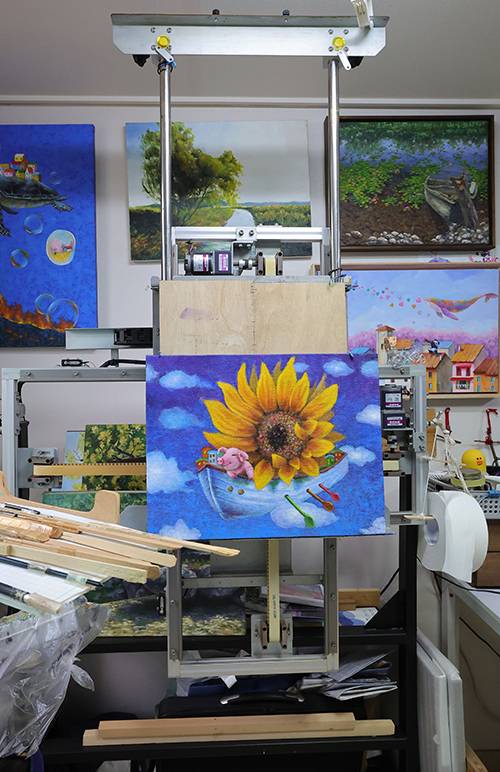 전동식 이젤이 생겨 이제는 큰 사이즈의 그림도 문제없다고 한다.