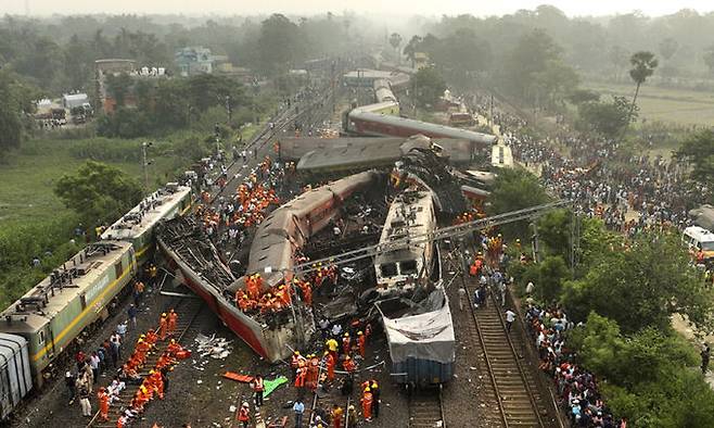 열차 충돌 사고가 일어난 인도 오디샤주(州) 발라소레 지역에서 지난 3일(현지시간) 구조대원들이 생존자를 수색하고 있다. AP연합뉴스
