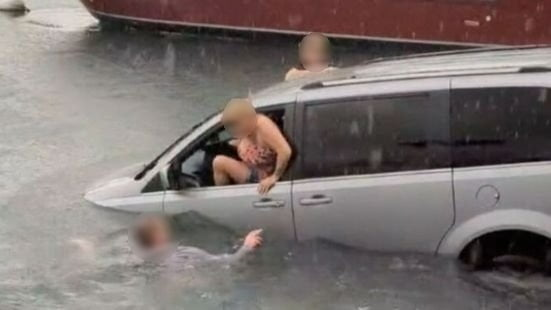 사고를 당한 운전자를 구해주는 사람들의 모습. 사진 하와이뉴스나우