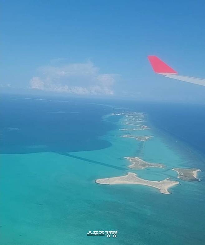 몰디브 말레공항 입국할 때 마주하는 환초 군락. 사진|강석봉 기자