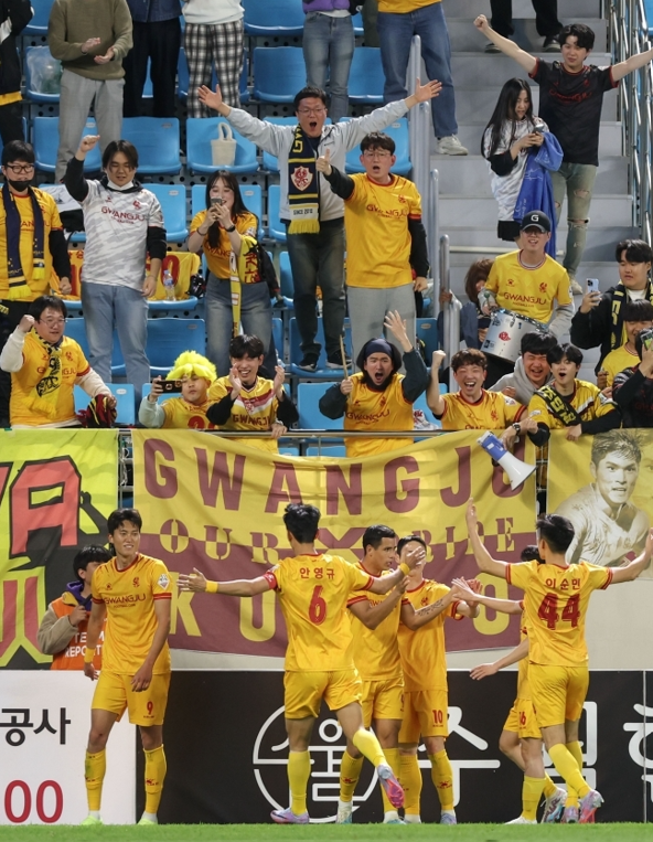 광주FC 선수들이 골을 넣은 뒤 기뻐하고 있다. 프로축구연맹 제공