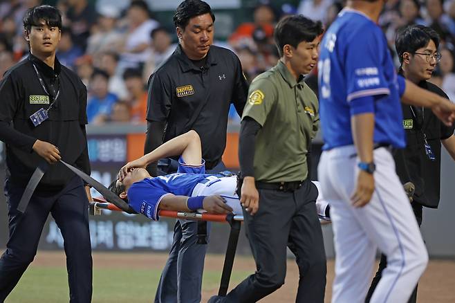 지난 3일 대전 한화전에서 햄스트링 부상으로 들것에 실려나가는 삼성 구자욱. 삼성 라이온즈 제공