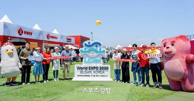 신동빈 롯데 회장(왼쪽에서 6번째)이 지난 3일 인천 베어즈베스트 청라 골프클럽에서 열린 한국여자프로골프(KLPGA) 투어 2023 롯데오픈을 찾아 2030부산세계박람회 유치를 응원하며 기념사진을 찍고 있다. 롯데 제공