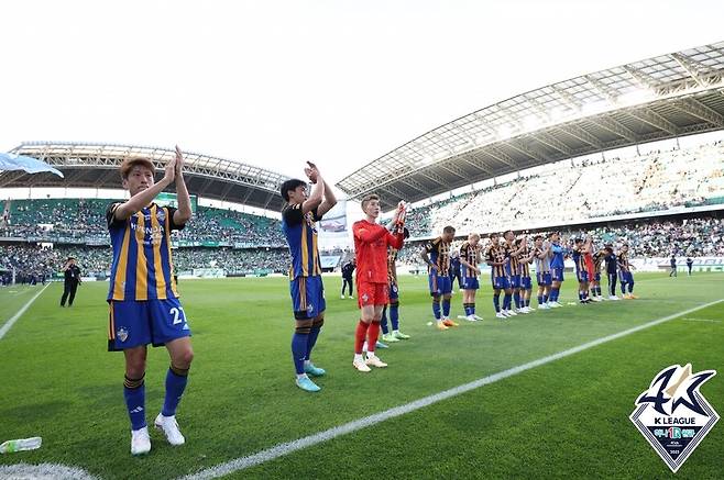 ▲ 3천 명 넘게 전주로 원정 응원을 온 울산 현대 팬들과 이에 화답한 선수단. ⓒ한국프로축구연맹