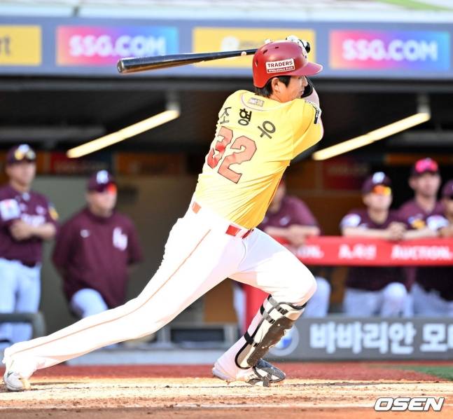 SSG 9번타자 조형우가 4일 인천 키움전 2회말 2사 1, 2루에서 좌전 1타점 적시타를 때리고 있다.