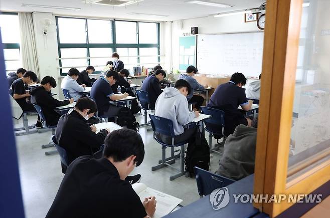 고3 전국연합 학력평가 (서울=연합뉴스) 이지은 기자 = 고3 전국연합 학력평가가 치러진 10일 오전 서울 종로구 경복고등학교에서 학생들이 시험을 보고 있다. 2023.5.10 jieunlee@yna.co.kr