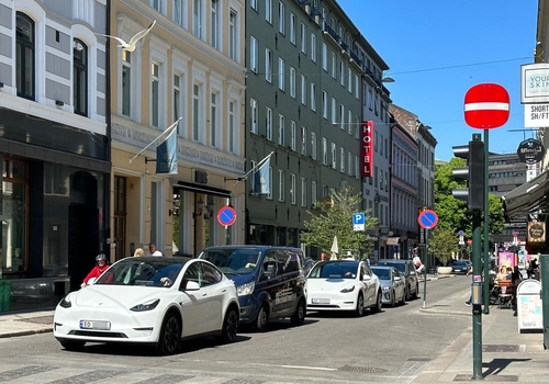 정차 중인 전기차들 (오슬로=연합뉴스) 정빛나 특파원 = 1일(현지시간) 노르웨이 오슬로 시내에 차량이 신호를 기다리고 있다. 오슬로의 전기차 보급률은 이미 30%를 넘어섰다. 2023.6.3 shine@yna.co.kr [재판매 및 DB 금지]