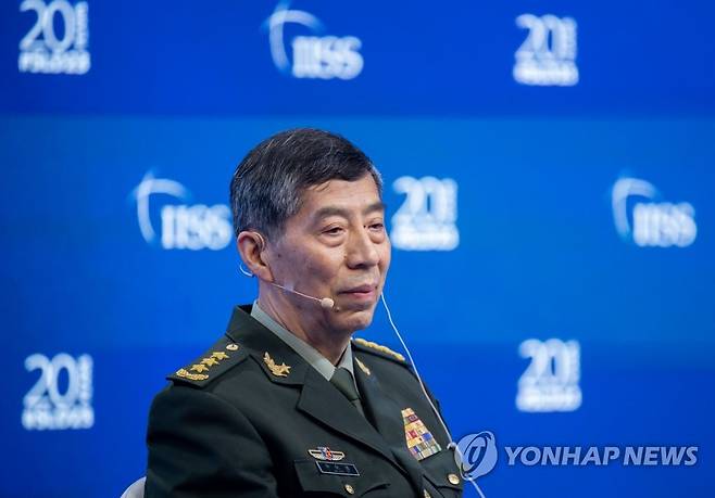 연설 앞둔 리상푸 중국 국무위원 겸 국방부장 (싱가포르=연합뉴스) 김도훈 기자 = 리상푸 중국 국무위원 겸 국방부장이 4일(현지시간) 싱가포르 샹그릴라 호텔에서 열린 제20차 아시아안보회의(샹그릴라 대화)에서 연단 오르기 전 자리에서 잠시 대기하고 있다. 2023.6.4 superdoo82@yna.co.kr