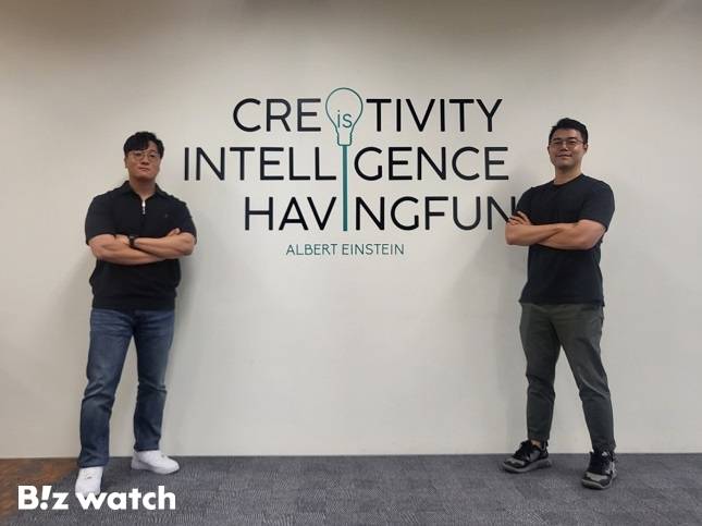 CJ올리브네트웍스의 조영선 연구자(왼쪽)와 진무경 기획자(오른쪽)이 서울 용산구에 위치한 본사 사옥에서 포즈를 취하고 있다. /사진=비즈워치