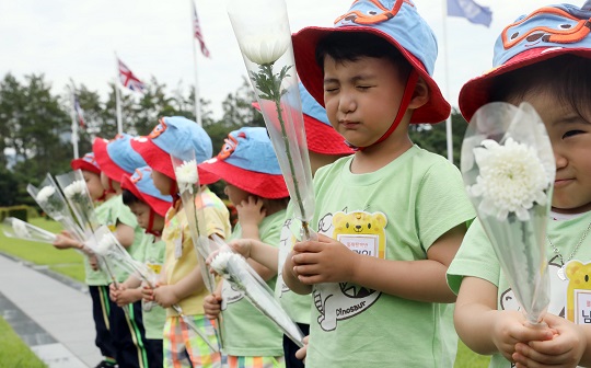 현충일을 하루 앞둔 5일 부산 남구 유엔기념공원을 찾은 어린이집 원생들이 6·25전쟁 참전 유엔군 전몰장병묘역을 참배하고 있다. 사진=뉴시스