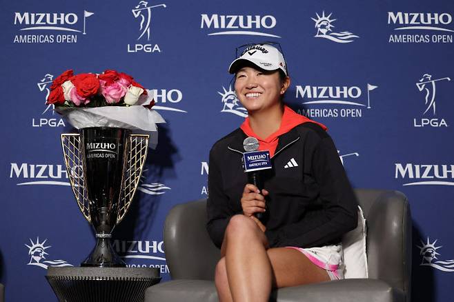 로즈 장이 5일 열린 LPGA 투어 미즈호 아메리카 오픈 우승 후 인터뷰에 응하고 있다.(사진=AFPBBNews)