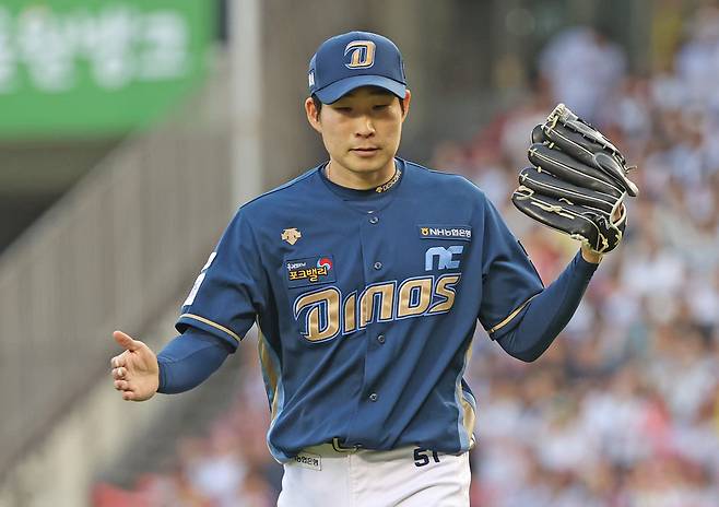 NC 선발 투수 이재학이 6회말 무실점으로 이닝을 마치고 박수를 치고 있다. (서울=연합뉴스)