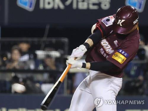 키움 김혜성이 8회초 우중월 솔로아치를 그려 4-3으로 역전을 이끌었다. [연합뉴스]