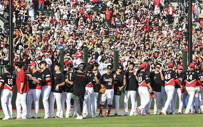 4일 부산 사직야구장에서 열린 2023 프로야구 KIA 타이거즈와 롯데 자이언츠의 경기에서 6-0으로 승리한 KIA 선수들이 기쁨을 나누고 있다. (부산=연합뉴스)