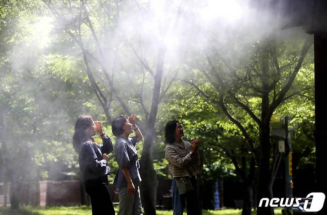 2일 광주 북구 안전총괄과·일곡동행정복지센터 직원들이 본격적인 더위를 앞두고 일곡제1근린공원 내 파고라에 설치된 쿨링포그의 작동 유무를 확인하고 있다. 북구는 우산·문화·일곡 근린공원과 효령노인복지타운 등 총 7곳에 쿨링포그를 설치·운영할 계획이다.(광주 북구 제공) 2023.6.2/뉴스1