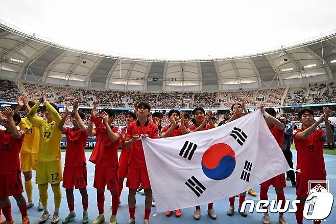 4일(현지시간) 오후 아르헨티나 산티아고 델 에스테로 스타디움에서 열린 2023 국제축구연맹(FIFA) 20세 이하(U-20) 월드컵 8강전 한국과 나이지리아의 경기에서 1:0 승리를 거둔 대한민국 대표팀이 기쁨을 나누고 있다. (대한축구협회 제공) 2023.6.5/뉴스1