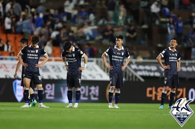 수원 삼성 선수들이 3일 수원FC전에서 패한 뒤 아쉬워하고 있다. 제공 | 한국프로축구연맹