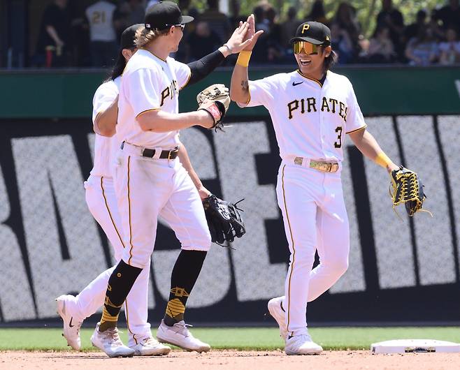 피츠버그의 승리 직후 배지환이 동료들과 하이파이브를 하며 활짝 웃고 있다. UPI연합뉴스