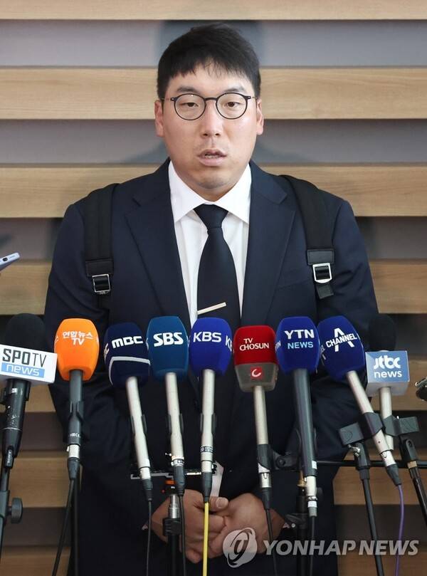 한국프로야구선수협회 회장 김현수(LC). WBC 야구대표팀 음주파문과 관련 파장이 커지자 김현수가 협회장 명의로 사과문을 언론을 통해 발표했다.
