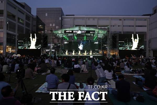 최근 청주문화제조창 잔디광장에서 열린 ‘청주시립예술단과 함께 하는 문화도시 청주, 피크닉 콘서트’에 참가한 시민들이 공연을 즐기고 있다. /청주시.