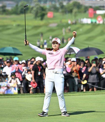 최혜진이 롯데오픈 최종일 우승 직후 환호하고 있다.[사진제공=KLPGA]