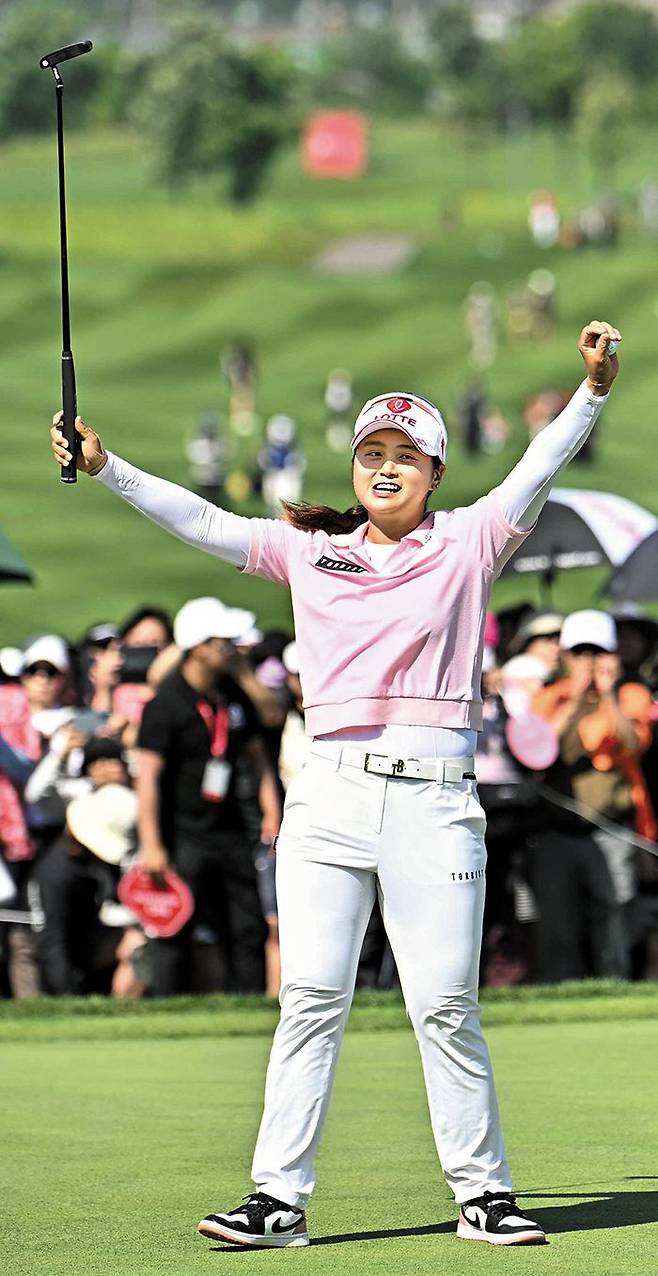 최혜진이 4일 끝난 KLPGA 투어 롯데오픈 4라운드 18번홀에서 파 퍼트를 넣고 우승을 확정한 뒤 퍼터를 들어 올리며 기뻐하고 있다. /KLPGA