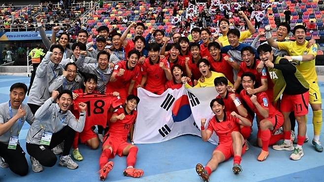 4일(현지시간) 오후 아르헨티나 산티아고 델 에스테로 스타디움에서 열린 2023 국제축구연맹(FIFA) 20세 이하(U-20) 월드컵 8강전 한국과 나이지리아의 경기에서 1:0 승리를 거둔 대한민국 대표팀이 기쁨을 나누고 있다. 2023.6.5/대한축구협회