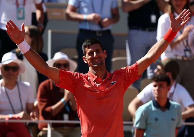 노바크 조코비치가 4일(현지 시각) 프랑스 파리에서 열린 대회 남자 단식 16강전에서 페루의 후안 파블로 바리야스(28·94위)를 세트스코어 3대0(6-3 6-2 6-2)으로 완파한 뒤 환호하고 있다. /EPA연합뉴스