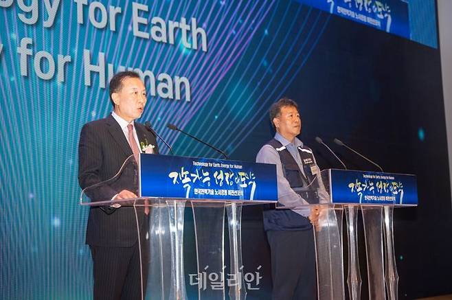 지난 달 16일 한국전력기술 김천 본사 1층 대강당에서 개최된 '지속가능 성장 및 도약을 위한 노사공동 비전선포식'에서 김성암 한전기술 사장(사진 왼쪽)과 하진수 한전기술 노동조합위원장이 공동 개회사를 통해 미래비전을 선포하고힘찬 재도약을 다짐하고 있다.ⓒ한전기술