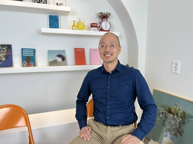 ‘세상에 없던 약을 만들어 인류에 기여하겠다’는 목표로 서로의 노하우와 연구 결과, 아이디어를 기꺼이 나누는 혁신신약살롱은 ‘좁고
 깊은 영역’에서 전문성을 나누는 최근 커뮤니티 트렌드를 잘 보여주는 사례다. 사진은 혁신신약살롱 창립자인 이승주 오름테라퓨틱 
대표. 혁신신약살롱 제공