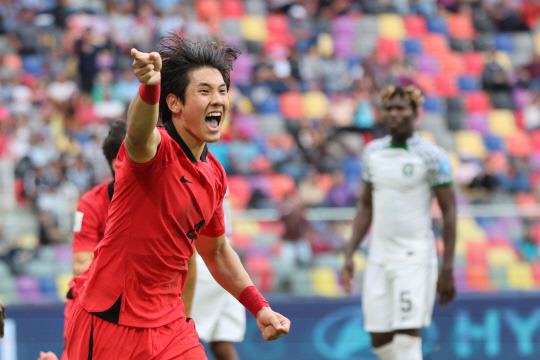 4일(현지시간) 오후 아르헨티나 산티아고 델 에스테로 스타디움에서 열린 2023 국제축구연맹(FIFA) 20세 이하(U-20) 월드컵 8강전 한국 대 나이지리아의 경기에서 최석현이 연장 전반 헤더골을 터뜨린 뒤 환호하고 있다. 



산티아고 델 에스테로=연합뉴스