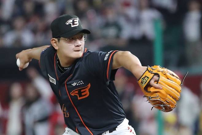 한화의 슈퍼루키 김서현이 흔들리고 있다. 6월 4일 삼성전에서도 만루를 만들어놓고 마운드를 내려갔다 (뉴시스)