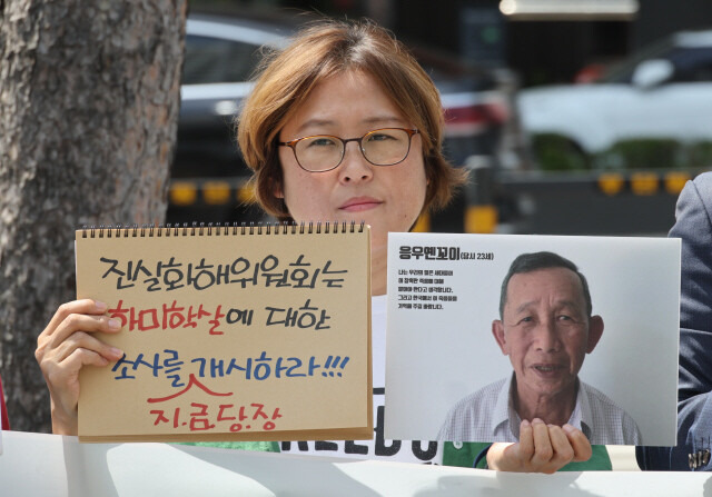 김순덕 대기자가 글에서 논문을 인용해 ‘낮에는 농부로, 밤에는 전사로 활약한 유격대원’으로 활동했다는 유족 대표 응우옌 반 꺼이(응우옌꼬이)가 위 오른쪽 사진 속 인물이다. 그렇다 한들 달라지는 팩트는 없다. 사진은 베트남 전쟁 문제의 정의로운 해결을 위한 시민사회네트워크 활동가들이 지난 5월17일 진실·화해를위한과거사정리위원회(진실화해위)에 하미 학살 사건 조사 개시를 촉구하는 모습. 김혜윤 기자 unique@hani.co.kr