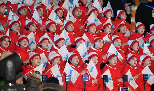 2018년 2월 9일 강원도 평창 동계올림픽 스타디움에서 열린 개막식에서 북한 응원단이 한반도기를 들고 응원하고 있다. 평창=김주영 기자