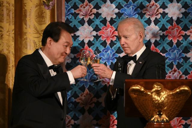 윤석열 대통령과 조 바이든 미국 대통령이 지난 4월 26일 워싱턴DC 백악관에서 열린 국빈만찬에서 건배하고 있다. 대통령실 제공