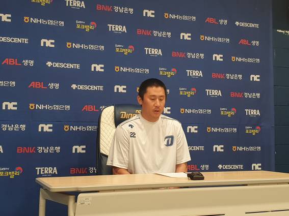 지난 1일 창원 NC파크에서 열린 기자회견에서 사과문을 읽는 이용찬의 모습. 창원=배중현 기자