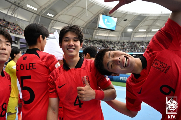 5일 아르헨티나 산티아고 델 에스테로 스타디움에서 열린 나이지리아와의 2023 FIFA U-20 월드컵 8강전. 경기 승리 후 최석현(가운데)과 이영준(오른쪽)이 기념 촬영을 하고 있다. 대한축구협회