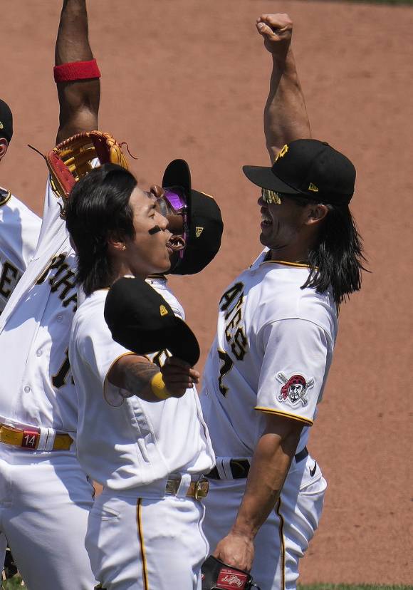 MLB 피츠버그에서 뛰고 있는 배지환(왼쪽)이 5일(한국시간) 열린 세인트루이스와 홈 경기에서 소속팀이 2-1로 이긴 뒤 팀 동료 코너 조와 함께 환호하고 있다. [사진=뉴시스]