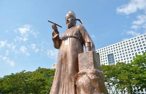 대전 한국과학기술원(KAIST) 교정에 서 있는 장영실의 동상. 오른쪽에 측우기가 있다. 프리랜서 김성태