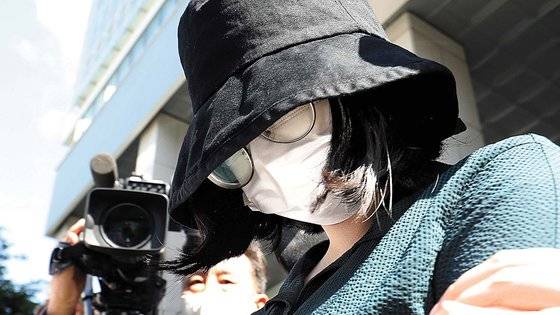 온라인 과외 앱을 통해 처음 만난 또래 여성을 살해한 뒤 시신을 훼손·유기한 혐의로 구속된 정유정(23)이 2일 오전 부산 동래경찰서에서 검찰로 송치되고 있다. 뉴스1