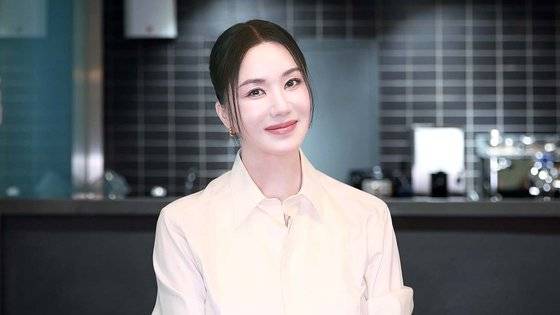 배우 겸 가수 엄정화. [사진 사람엔터테인먼트]