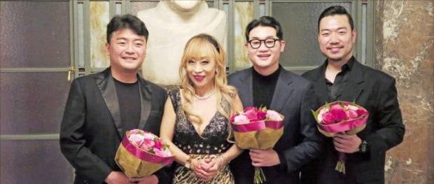 ‘2023 퀸 엘리자베스 국제콩쿠르’ 우승자 김태한이 심사에 참여한 소프라노 조수미, 한국인 결선 진출자들과 기념사진을 찍고 있다. 왼쪽부터 다니엘 권, 조수미, 김태한, 정인호.  문화체육관광부 제공