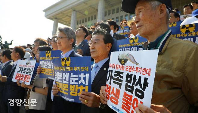 민주당 ‘오염수 반대’ 서명운동 본격화 더불어민주당 서울시당 의원과 당원들이 5일 국회 본청 계단에서 후쿠시마 원전 오염수 해양투기 반대 서명운동본부 발대식을 하고 있다. 박민규 선임기자